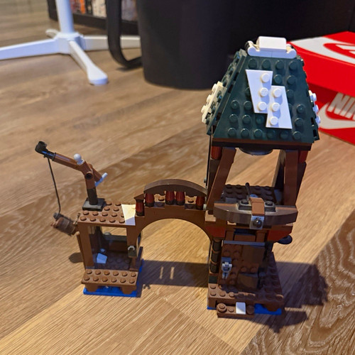 Lego the hobbit attack lake - on,