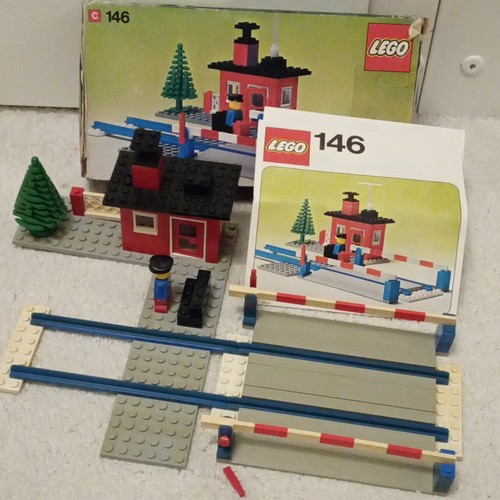 Lego town 146 level crossing - lego,
